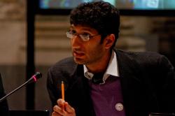 Peter Doshi na tiskové konferenci Centra pro kontrolu a prevenci nemocí (CDC). (Kredit: BMJ). Peter Doshi na tiskové konferenci Centra pro kontrolu a prevenci nemocí (CDC). (Kredit: BMJ).