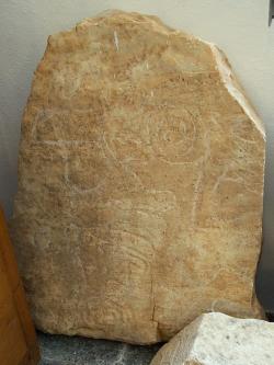Skalní rytina, spirály a „jitrnice“, 3000 až 2300 př. n. l. Archeologické muzeum v Apeiranthu na Naxu. Kredit: Zde, Wikimedia Commons.