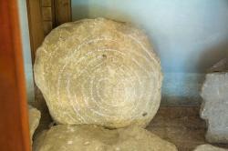 Skalní rytina, velká jednoduchá spirála. Nález z Naxu, patrně z jihovýchodu ostrova, 3000 až 2300 př. n. l. Archeologické muzeum v Apeiranthu na Naxu. Kredit: Zde, Wikimedia Commons
