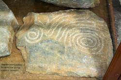 Skalní rytina, spirály a „jitrnice“, 3000 až 2300 př. n. l. Archeologické muzeum v Apeiranthu na Naxu. Kredit: Zde, Wikimedia Commons.