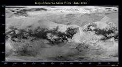 Topografická mapa Titanu z radarových snímků sondy Cassini. Tmavá místa poblíž severního pólu představují moře a jezera uhlovodíků.  Kredit: NASA/JPL-Caltech/Space Science Institute