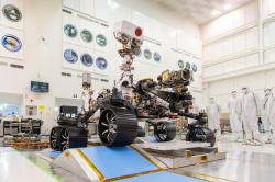 Perseverance (česky Vytrvalost) je vozítko („rover“), které je součástí mise Mars americké agentury NASA. Na snímku je v čisté místnosti Jet Propulsion Laboratory NASA v Pasadeně v Kalifornii. Další ukázky práce vozítka v terénu zde.  Zdroj: NASA/JPL-Caltech.