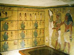 Nástěnné malby pohřební komory KV62. Zapečetěnou Tutanchamonovu hrobku v Údolí králů objevil v listopadu 1922 anglický egyptolog Howard Carter).  (Wikipedia, CC BY-SA 3.0).