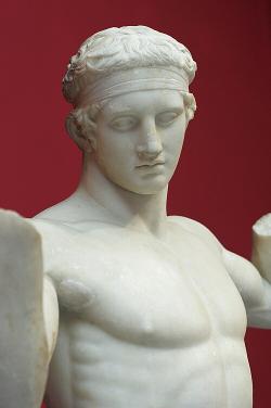Diadúmenos, římská replika z Délu, detail. Národní archeologické muzeum v Aténách, 1826. Kredit: Zde, Wikimedia Commons. Licence CC 4.0. Diadúmenos, římská replika z Délu, detail. Národní archeologické muzeum v Aténách, 1826. Kredit: Zde, Wikimedia Commons. Licence CC 4.0.