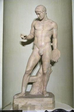 Diskoforos, tedy atlet nesoucí disk, provedený prý podle Polykleita. Metropolitan Museum of Art, New York. Kredit: Yair Haklai, Wikimedia Commons. Licence CC 3.0. Diskoforos, tedy atlet nesoucí disk, provedený prý podle Polykleita. Metropolitan Museum of Art, New York. Kredit: Yair Haklai, Wikimedia Commons. Licence CC 3.0.