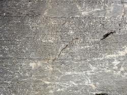 Řecký nápis na polygonální zdi opěrné terasy Apollónova chrámu popisuje propouštění otroků. Helénistická doba, snad 3. století před n. l. Kredit: Zde, Wikimedia Commons . Licence CC