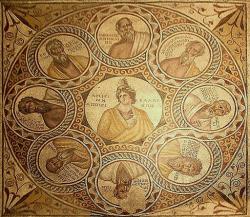 Římská mozaika Sedmi mudrců, shromážděných kolem múzy Kalliopé. Baalbek (Libanon), 3. století n. l. Kredit: Clemens Schmillen, Wikimedia Commons. Licence CC 4.0.