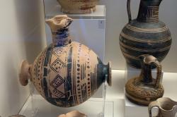 Oinochoé (nádoba na víno) tvaru sudu. Tiryns, 750-730 před n. l. Archeologické muzeum v Naupliu. Kredit: Zde, Wikimedia Commons. Licence CC 4. 0.