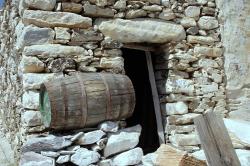 Recentní venkovský vinný sklípek u Apollonas na Naxu, postavený z místního mramoru a zbytků antických staveb. Kredit: Zde, Wikimedia Commons. Licence CC 4. 0.