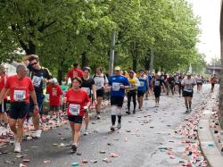 Ani účastníci pražského maratonu nejsou bez rizika. Na každých 100 000 účastníků statisticky připadá přibližně jedno úmrtí. Na snímku je občerstvovací stanice na Nábřežní ulici, cca 31 km. Kredit: Honza Groh (Jagro).