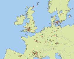 Násilí v neolitické Evropě. Pozůstatky se stopami zbraní (červeně) a masové hroby zabitých (modře). Kredit: University of Edinburgh.
