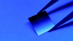 Čip s novými qubity. Kredit: Princeton University; Office of Communications; Matt Raspanti (2025). Čip s novými qubity. Kredit: Princeton University; Office of Communications; Matt Raspanti (2025).