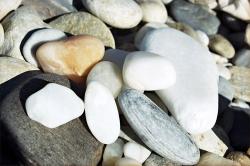 Krásný výsledek vzájemného omílání se válí na Naxu. Kredit: autor článku.