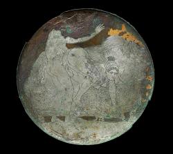 Scéna s hetérou vyrytá do postříbřeného vnitřního povrchu pouzdra na zrcadlo. Korint, 340-320 před n. l. Museum of Fine Arts Boston (Massachusetts). Kredit: Greygoo1991, Wikimedia Commons. Licence CC 4.0.