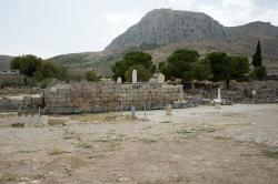 Řečniště (béma) v Korintu, za ním a nad ním Akrokorint. Kredit: Zde, Wikimedia Commons. Licence CC 4.0.