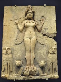 Ištar a její doprovod na babylonském reliéfu z let 1800 až 1750 před n. l. British Museum, 2003,0718.1. Kredit: Aiwok, Wikimedia Commons. Licence CC 3.0.