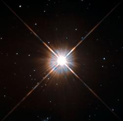 Ke Slunci nejbližší hvězda Proxima Centauri se nachází ve vzdálenosti asi 4,24 světelného roku (ly). Je ale možné, že Slunce má svého vlastního průvodce, který se nachází v ještě mnohem menší vzdálenosti? Kredit: ESA/Hubble a NASA, Wikipedie.