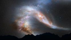 Průběh srážky naší Galaxie a galaxie M31 v Andromedě v uměleckých představách (NASA/ESA/STScl)