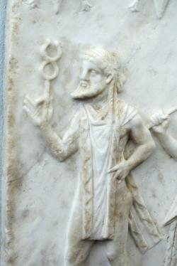 Hermés vede průvod bohů, 2. století před n. l., posvátný ostrov Délos, Muzeum na Délu. Kredit: Z. Kratochvíl, Wikipedia.