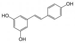 Resveratrol  je přírodní antioxidant, polyfenol a derivát stilbenu C14H12O3