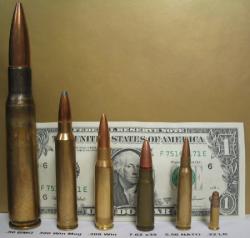 Pro představu. Střela kalibru .50 BMG zcela vlevo. Kredit: Richard C. Wysong II / Wikimedia Commons. Pro představu. Střela kalibru .50 BMG zcela vlevo. Kredit: Richard C. Wysong II / Wikimedia Commons.
