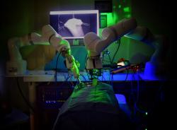 STAR (celým jménem Smart Tissue Autonomous Robot) při laparoskopickém výkonu v útrobách pacienta (ztím jen prasete). (Kredit: Johns Hopkins Univ.).