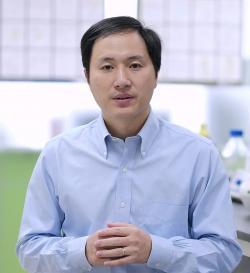 Dr. Jiankui He pracoval na Stanfordské univerzitě v USA. Zpět do Číny se vrátil v rámci Pekingského plánu "Tisíce talentů".