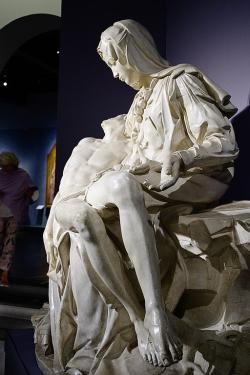 Sádrový odlitek Michelangelovy Piety (z roku 1494) na příležitostné výstavě Tři Michelangelovy piety, 2022. Museo dell'Opera del Duomo, Florencie. Kredit: Zde, Wikimedia Commons. Licence CC 4.0.