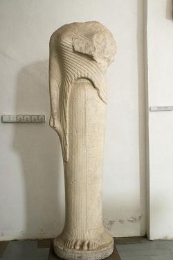 Koré nebo Héra ze Samu v životní velikosti, sádrový odlitek, Inv. č. 514. Originál je z doby kolem roku 560 před n. l. je v Louvru, Ma 686. Kredit: Zde, Wikimedia Commons. Licence CC 4.0.