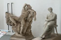 Vlevo Opilý satyr zvaný Barberini, Inv. č. 736, zachovala se jen římská kopie originálu z 3. století před n. l., kterou vystavuje Glyptotéka v Mnichově. Vpravo Sedící žena, tzv. Agrippina, Inv. č. 789, originál je římský mramor z 1. století n. l. v Museo Archeologico Nationale v Neapoli. Kredit: Zde, Wikimedia Commons. Licence CC 4.0.
