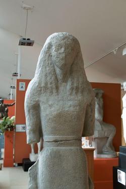 Archaická koré, originál je v Athénách, NAMA 1. Sádrový odlitek v Cambridge Museum of Classical Archaeology. Kredit: Zde, Wikimedia Commons. Licence CC 4.0.