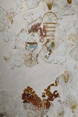 Jiná bohyně (bez opice) s plným košíkem květů na rameni. Freska na panelu v průčelí vpravo. Kredit: Zde, Wikimedia Commons. Licence CC 4.0.
