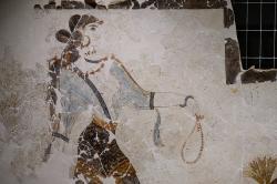 Detail dívky z téže fresky. Odhalená ňadra jsou v této době obvyklá i na Krétě. Kredit: Zde, Wikimedia Commons. Licence CC 4.0.