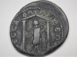 Bronzová mince z Thessaloniky. Kabeiros s kladivem stojí před svým chrámem, BMC 5,120,94. Kredit: HJunghans, Wikimedia Commons. Licence CC 4.0.