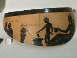 Kabeirský skyfos z Kabeiria u Théb. Malíř Kabeirů, 420-410 před n. l. Národní archeologické muzeum v Athénách, 10426. Kredit: Zde, Wikimedia Commons. Licence CC 4.0