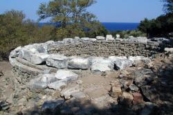 Arsinoeion. Základy kruhové stavby z helénistické doby v Paleopolis na Samothráce. Kredit: Marsyas, Wikimedia Commons. Licence CC 3.0.