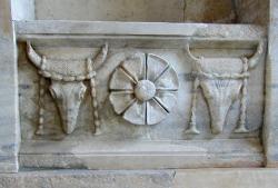Architektonický článek z tholu královny Arsinoé, Arhceologické muzeum na Samothráce. Kredit: Marsyas, Wikimedia Commons. Licence CC 3.0.