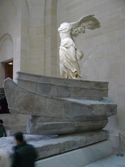 Níké Samothrácká. Scelené fragmenty velké sochy z helénistické doby. Parský mramor, výška 245 cm, 200-175 před n. l. Louvre, Ma 2369. Kredit: Lyokoï88, Wikimedia Commons. Licence CC 4.0.