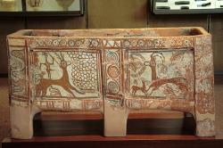 Raně minojský larnax, lov jelena a kozorožec. Archeologické museum v Rethymnu. Kredit: Zde, Wikimedia Commons. Licence CC 4.0.