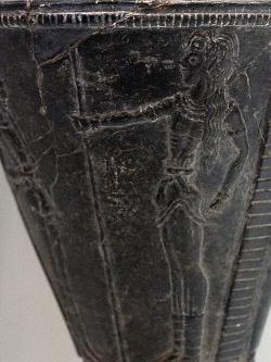 Detail prince na poháru s reliéfem. Hadec (serpentinit), výška poháru 11,5 cm, průměr okraje 9,9 cm. Z vily v Aagia Triadě, ale výroba asi v Knóssu. Archeologické muzeum v Irakliu, 341. Kredit: Zde, Wikimedia Commons. Licence CC 4.0.