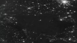 Satelitní snímek ukrajinského blackoutu 23. listopadu 2022. Je vidět, že se Ukrajina téměř úplně ponořila do tmy. (Zdroj NASA).