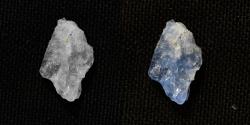 Poměrně běžný minerál scapolit se vlivem UV záření mění z bílého na modrý. Změna, která je po odstranění UV zdroje reverzibilní, trvá jen několik sekund, protože se atomy ve struktuře pohybují na krátké vzdálenosti. (Vzorek je z Afghánistánu) Foto: Sami Vuori, University of Turku.