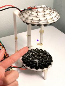 Zařízení pro akustickou levitaci. Kredit: NYU's Center for Soft Matter Research.