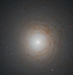 Jedna ze studovaných galaxií NGC 524 v souhvězdí Ryb. Kredit: ESA/Hubble.