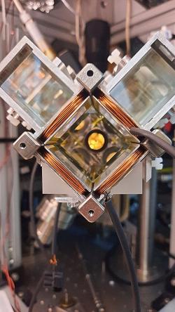 Experiment na pomezí kvantové mechaniky a relativity. Kredit: Or Dobkowski.