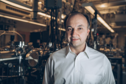 Jeden z autorské trojice, Vladimir Bulović je profesorem elektrotechniky na MIT, vedoucím katedry Fariborze Maseeha pro nové technologie, ředitelem Laboratoře organické a nanostrukturní elektroniky a vedoucím pracovníkem v MIT-Eni Solar Frontiers Center. Kredit: MITnano.