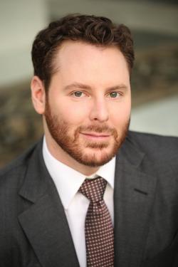 Sean Parker. Americký podnikatel narozený 3. prosince 1979 ve Virginii.  Jmění nabyl jako spoluzakladatelem hudební peer-to-peer sítě Napster. Byl také prvním předsedou společnosti Facebook, při uvedení společnosti na burzu v ní držel podíl 3,9 %. Je členem představenstva společnosti Spotify.  V loňském roce podle časopisu FORBES disponoval čistým jměním ve výši 2,5 miliard USD.