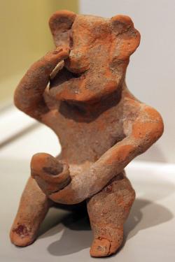 Masturbující satyr, venkovská drobná terakota. Altes Museum Berlin. Kredit: Anagoria, Wikimedia Commons.