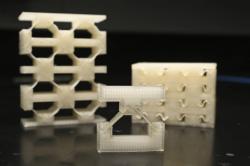Tlumící materiál z elastomerů založených na kapalných krystalech. Kredit: Will Kirk / Johns Hokpkins University.