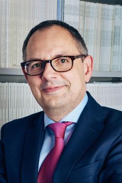 Michael Siegrist. „Akademické tituly a formální kvalifikace fungují jako společensky uznávané signály odbornosti.“ (Kredit foto: ETH Zürich) Michael Siegrist. „Akademické tituly a formální kvalifikace fungují jako společensky uznávané signály odbornosti.“ (Kredit foto: ETH Zürich)